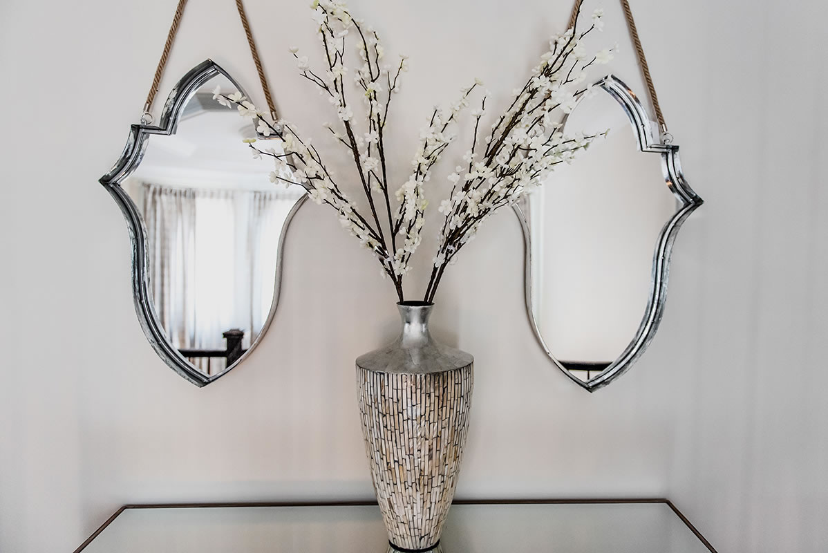 mirror, vause on glass table